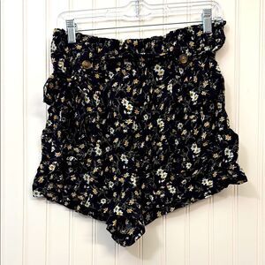 American Eagle Floral Black Daisy Women's Shorts with Belt